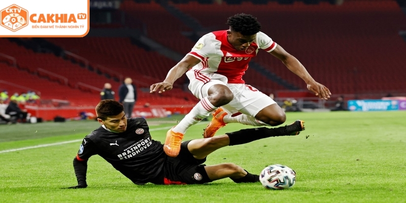 Ajax Vs PSV Tại CakhiaTV - Cuộc Đối Đầu 2 Thế Lực Bóng Đá 3 Cầu thủ Ajax thực hiện pha pressing tầm cao trước PSV